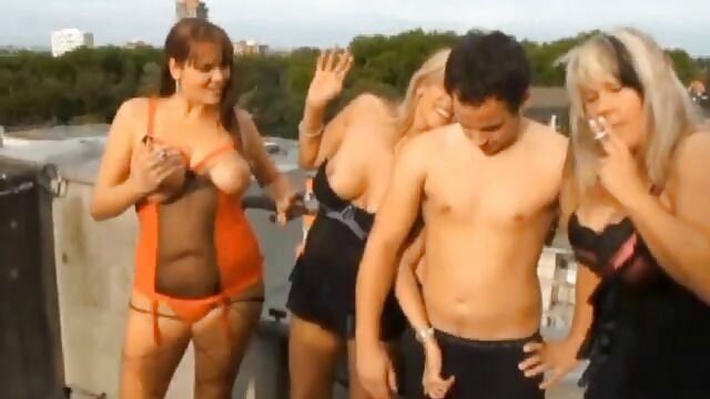 A stripper do video orno caseiro sexo fode clientes antes do bêbado.
