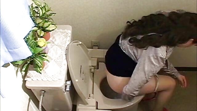 Uma Japonesa magricela com Mamas pequenas em óleo masturba-se com os dedos videos pornográfico caseiro