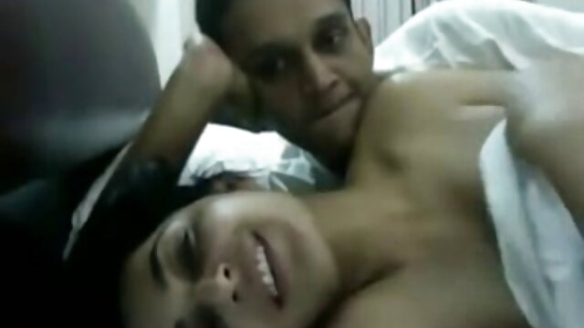 Sexo com curvas Gorduchas na cama ver videos pornos caseiros foi filmado em câmara.
