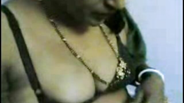 A video caseiro mulher Skyla Novea suga traqueia e enrola-a entre as mamas falsas.