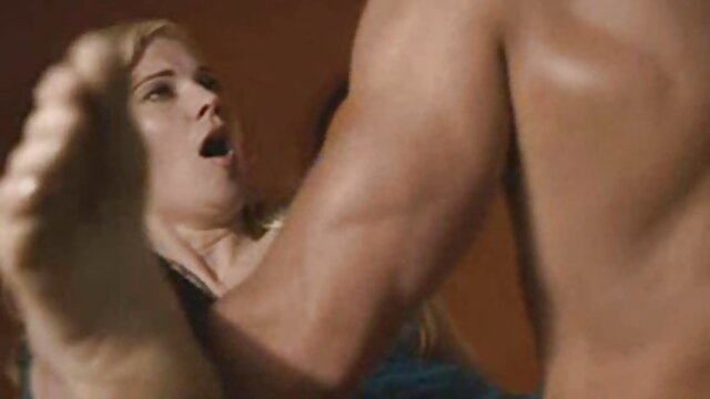 Loura esbelta masturba-se num simulador depois do filme pornô caseiro com treino de boxe.